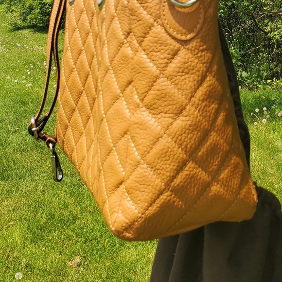 ♻️DONATED ♻️ Ron White  Quilted Hand Bag (with Crossbody option) - Picture 6 of 15